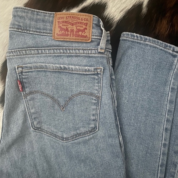 Levi’s - Picture 2 of 3